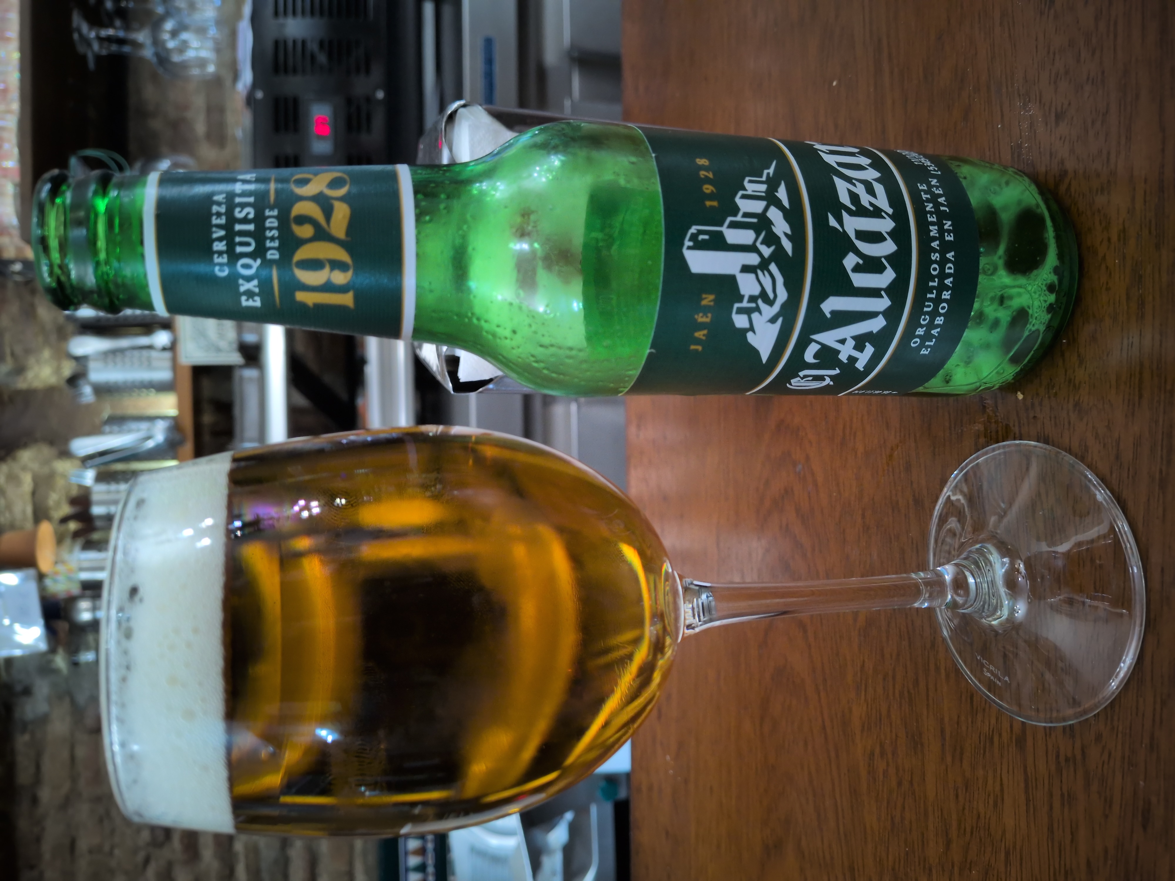 Copa de vino en barra